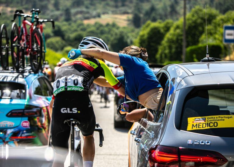 Jannis Peter wird während der Fahrt verarztet.