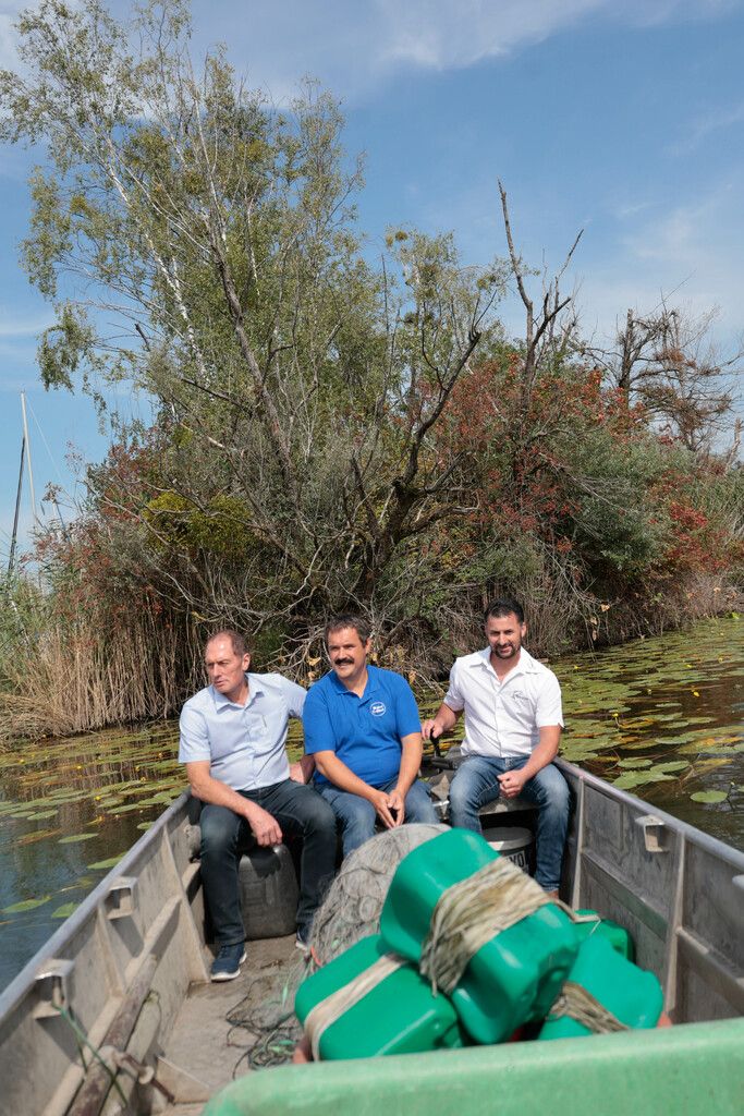 LK-Präsident Josef Moosbrugger mit dem Obmann der Vorarlberger Berufsfischer Albert Bösch auf dem Boot des Fischers Franz Blum Jr. (v.l.).⇒Hartinger/Stiplovsek