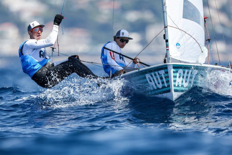 Lukar Mähr und Lara Vadlau liegen in Führung. ⇒World Sailing