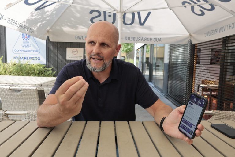 Manhart zeigt die App, ausschließlich mit der es Zutritt zu den Wettkampfstätten bei den Spielen in Paris gab.Klaus Hartinger