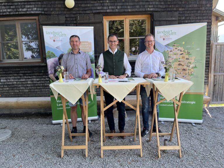 Martin Rusch vom Landesfachbereich Alpwirtschaft, Landeshauptmann Markus Wallner und Agrarlandesrat Christian Gantner (v.l.) informierten. ⇒nEUE
