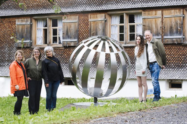 Melanie Greußing, Veronika Sutterlüty, Petra Raid, Anna-Amanda Steurer und Peter Figer (v.l.) mit der neuen Skulptur.⇒Barbara Marte