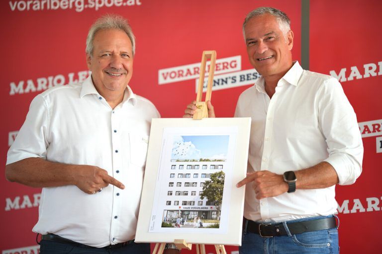 Michael Gehbauer (links) und Mario Leiter präsentierten das Wohnheimprojekt „Haus Vorarlberg“, das 150 Plätze für Vorarlberger stellt.⇒ spoe