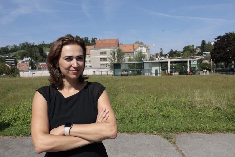 Ministerin Alma Zadic vor der Justizanstalt Feldkirch. ⇒hartinger