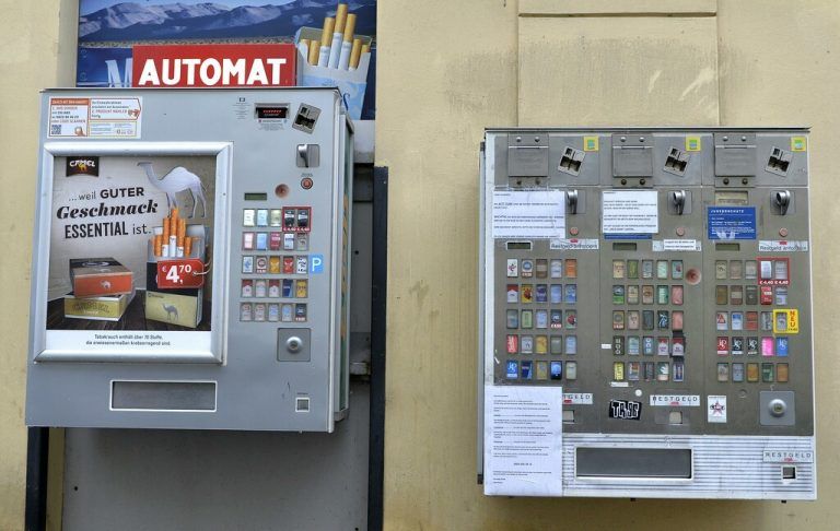 Mit einer gestohlenen Bankomatkarte bediente sich der Mann an Zigarettenautomaten. ⇒symbolbild/APA/HERBERT NEUBAUER