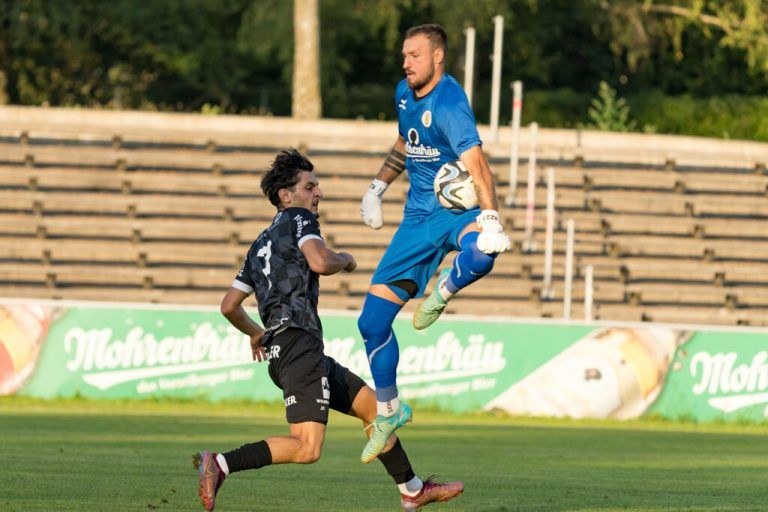 Nach diesem Handspiel außerhalb des Strafraums sah FCD-Goalie Morscher Rot. ⇒Stiplovsek