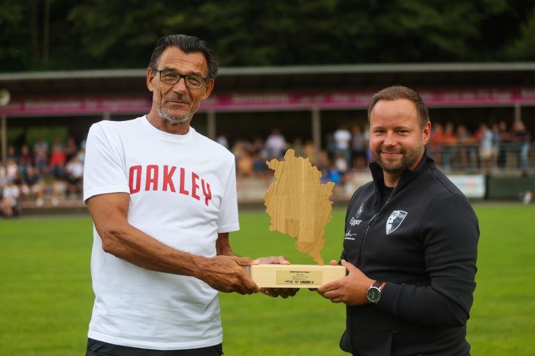NEUE-Unterhaus-Experte Günther Böhler (l.) überreicht Fabian Fetz vor der Partie Egg gegen Admira den Award für die Aufnahme in die Spar Hall of Fame.
