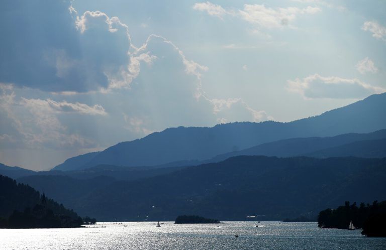 Nicht so verlassen wird der Wörthersee heute Nacht sein: Tausende Menschen bei Schiffswallfahrt erwartet. ⇒Symbolbild/APA/Barbara Gindl⇒
