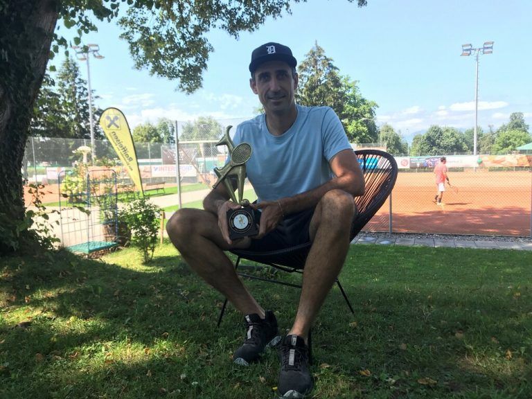 Philipp Oswald beim Gespräch mit der NEUE – samt der Gams, die er 2019 gewonnen hat. Damals gewann der Feldkircher an der Seite von Filip Polášek den Doppelbewerb in Kitzbühel.  Jochen Dedeleit