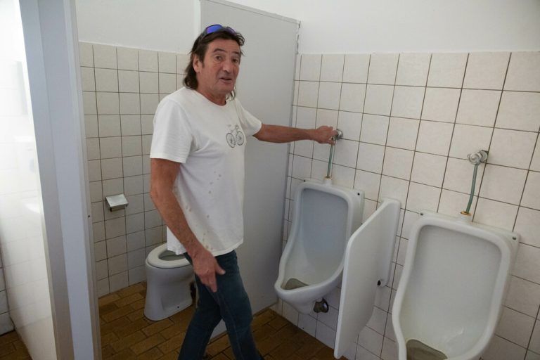 Robert Müller auf den öffentlichen Sanitäranlagen in Heumöser.⇒hartinger (4)
