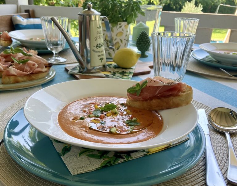 Sommerlicher Genuss: Gazpacho mit knusprigem Weißbrot und Serranoschinken. ⇒Ulrike Hagen