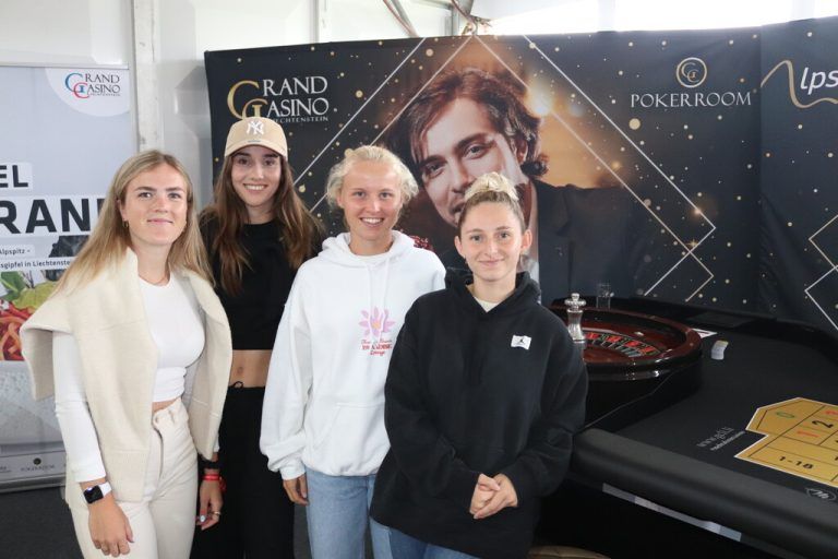 Spielerinnen der Altacher Frauenmannschaft: Julia Kofler, Rieke Tietz, Emilia Purtscher und Sarah Schneider.⇒Gasser (6)