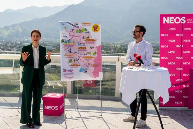 Spitzenkandidatin Claudia Gamon und Klubobmann Johannes Gasser präsentierten im Dornbirner Panoramahaus ihren Plan für Vorarlberg.⇒Stiplovsek