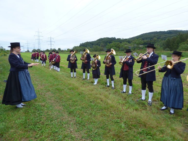 Tausende Musikantinnen und Musikanten stellten sich in einer Linie auf und spielten gemeinsam.⇒Vorarlberger Blasmusikverband (2)