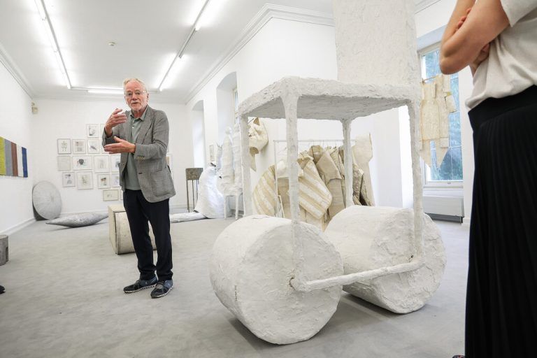 Tone Fink in seiner Ausstellung in Bregenz. ⇒Philipp Steurer