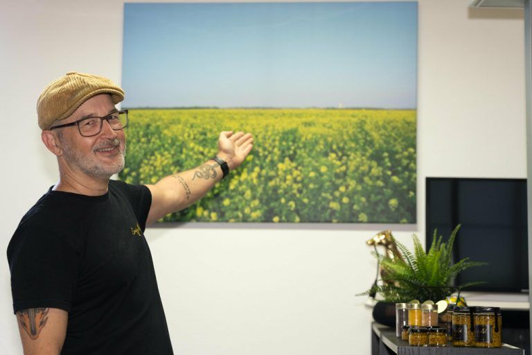 Unten: In Joachims Manufaktur hängt ein Foto von dem Feld, auf dem die Grundzutat für seinen Senf wächst.