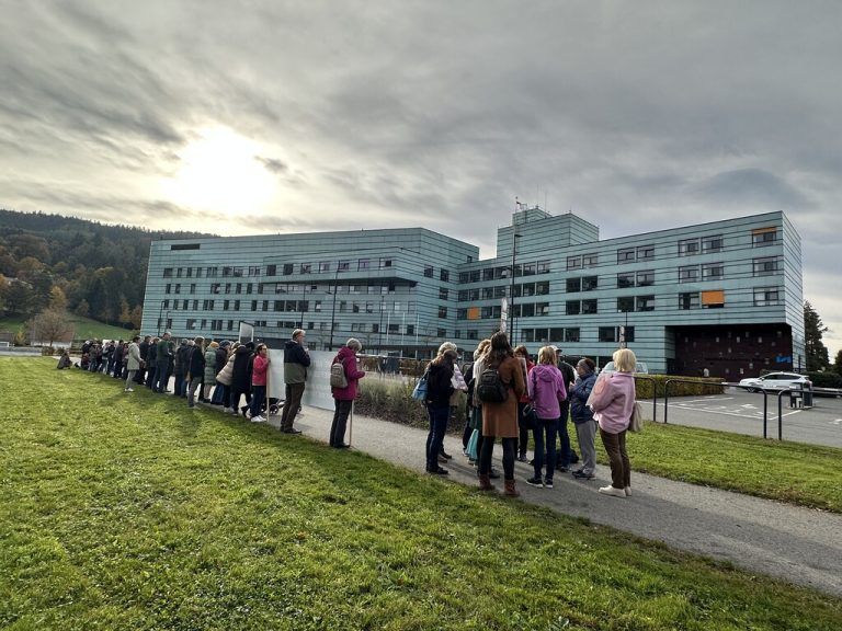 Vor dem LKH Bregenz gibt es regelmäßig Mahnwachen.⇒vol.at