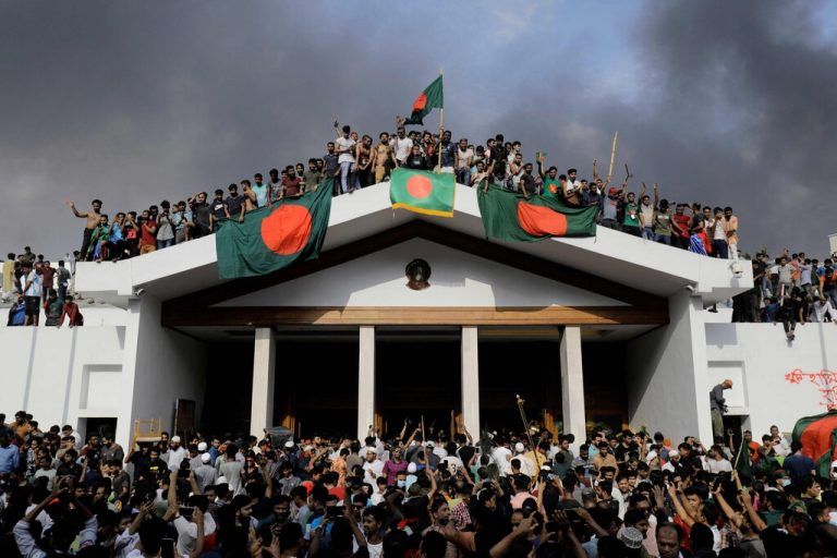 Während Demonstranten gestern den Regierungspalast stürmten, weilt Premierminis­terin Sheikh Hasina (kleines Bild) im Exil in Indien.⇒⇒apa/afp/asad, ap/singh