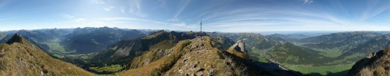 Windräder auf Bergen sind eine sehr sensible Angelegenheit: Es geht nicht nur um die Optik, sondern auch um die Infrastruktur und Erschließungen der Standorte.⇒reuters, Friedrich Böhringer ww