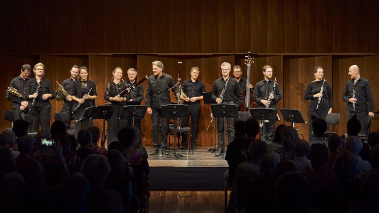 Zwölf Mitglieder aus der Holzbläsergruppe und der Kontrabassist Ernst Weissensteiner der Wiener Symphoniker.⇒Anja Koehler (2)
