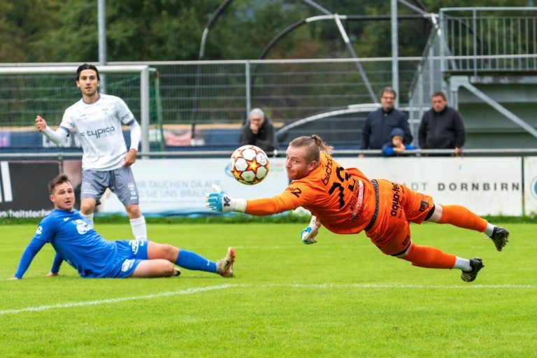 Admira-Goalie Jeffrey Abwerzger (r.) musste kurz vor Schluss doch noch hinter sich greifen.⇒Dietmar Stiplovsek