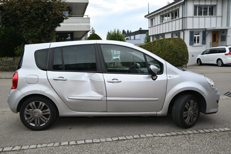 Am Auto entstand ein leichter Sachschaden.⇒kpst