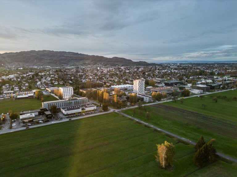 Am Ortsrand von Lustenau, wo aktuell noch Wiesen sind, soll bald schon die CP-Variante entlangführen, wenn es nach der Schweiz geht. Kurt Fischer (kleines Bild) sieht das anders.⇒hartinger (2)