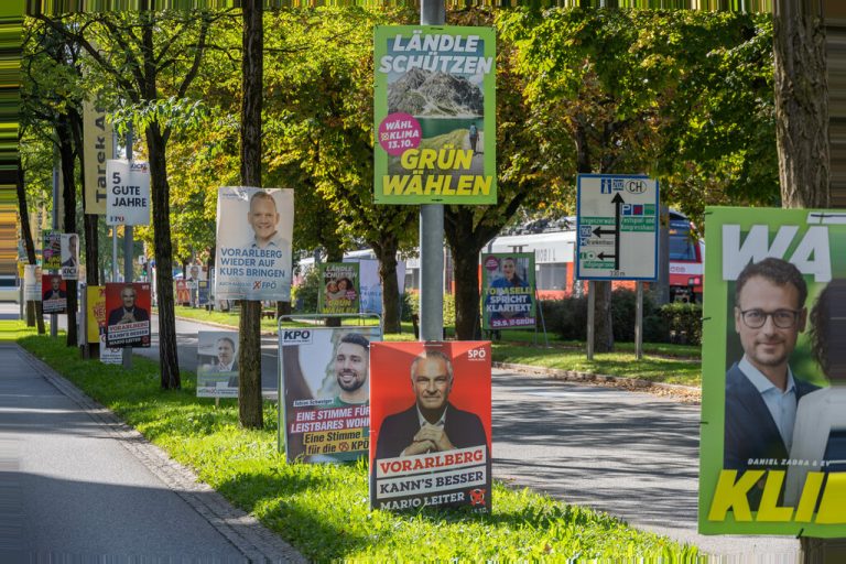 Am Sonntag und Montag wurde umplakatiert.⇒Hartinger