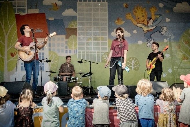 Das Kinderkonzert findet am Sonntag um 10 Uhr statt.⇒Michaela & Jimmy