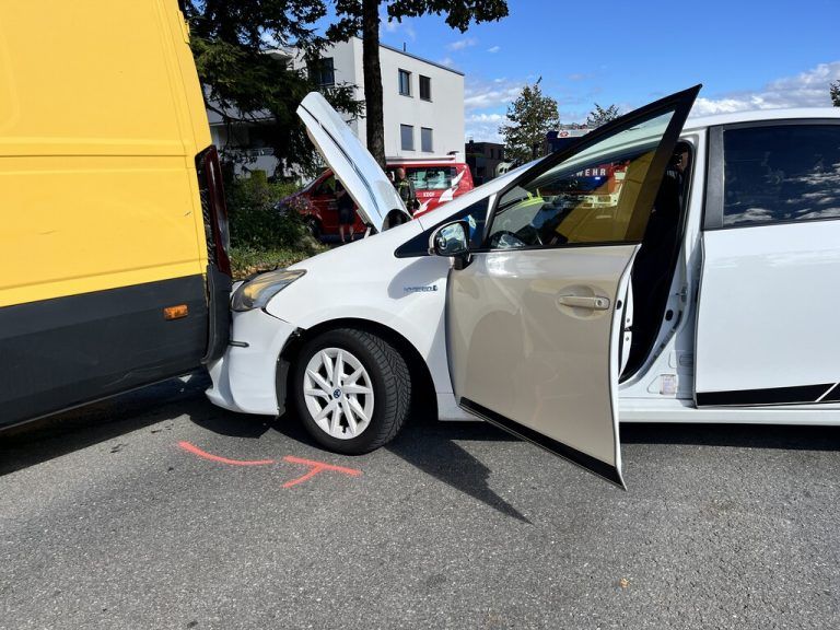 Das nachfolgende Auto krachte in den Kleintransporter.