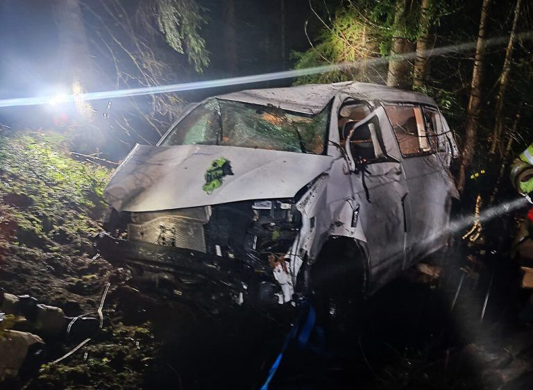 Das Unfallfahrzeug rutschte in unwegsames Gelände ab. ⇒zoom.tirol