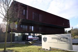 Zwei Prozesse nach Messerattacken