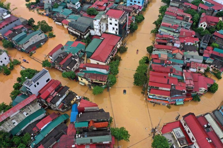 Der Taifun sorgt für großflächige Überflutungen.⇒APA/AFP/STR