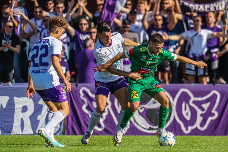 Die Lauteracher zeigten eine gute Leistung gegen Tabellenführer Austria Salzburg. Dominique Chiste (r.) gelang der Ehrentreffer zum 1:4.⇒Philipp Steurer
