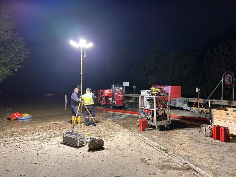 Die Vorarlberger Feuerwehren helfen mit Pumpen und anderen Geräten im Kampf gegen die Unwetterkatastrophe.⇒Landesfeuerwehrberband Vorarlberg
