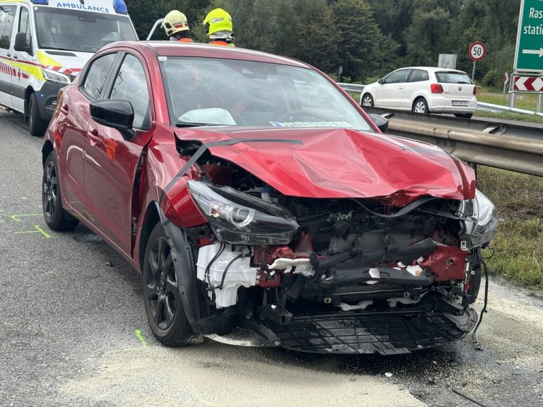 Durch den Aufprall wurden die Unfallfahrzeuge erheblich beschädigt. Im Bild der Pkw des 62-Jährigen.⇒vol.at/rhomberg