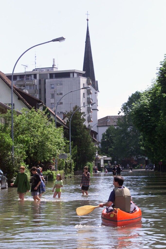 Ein idyllisches Bild inmitten einer Katastrophe. Es zeigt das Hochwasser in Hard 1999.