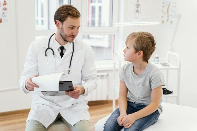Eine Arbeitsgruppe unter Primar Burkhard Simma (kleines Bild) befasst sich mit krankhaft erhöhtem Cholesterin bei Kindern.⇒Khbg/freepick, Karin Nussbaumer