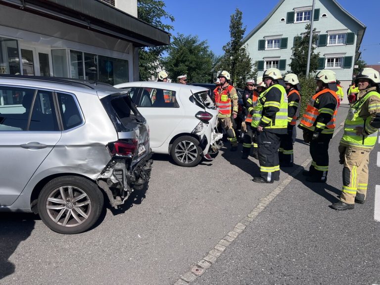 Erheblicher Sachschaden an zwei Autos.⇒Vlach