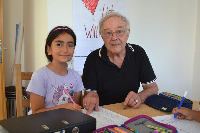 Helmut Loitz im Lerncafé Lauterach.⇒Caritas