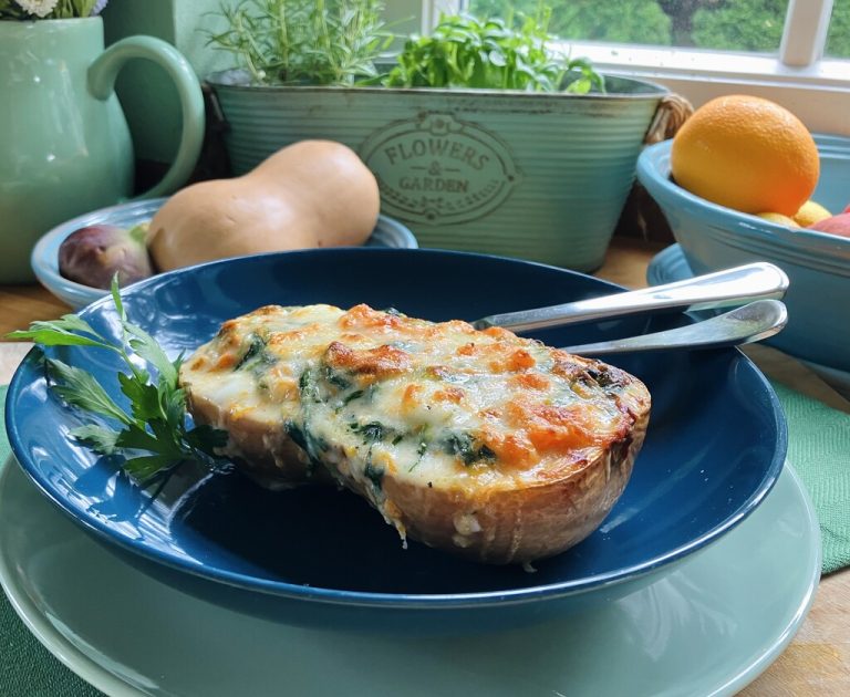Herbstliche Köstlichkeit: gefüllter Butternut mit cremiger Spinat-Mozzarella-Füllung.⇒Ulrike Hagen
