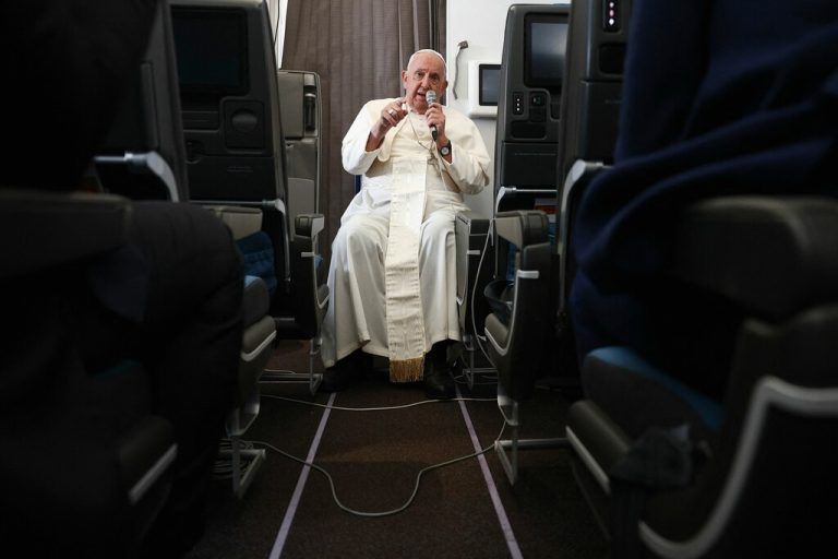 Im Flugzeug stellte sich der Papst den Fragen der Medien. ⇒apa