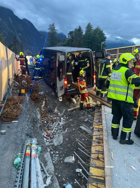 Insgesamt 40 Feuerwehrleute waren im Einsatz.⇒Feuerwehr Bludenz