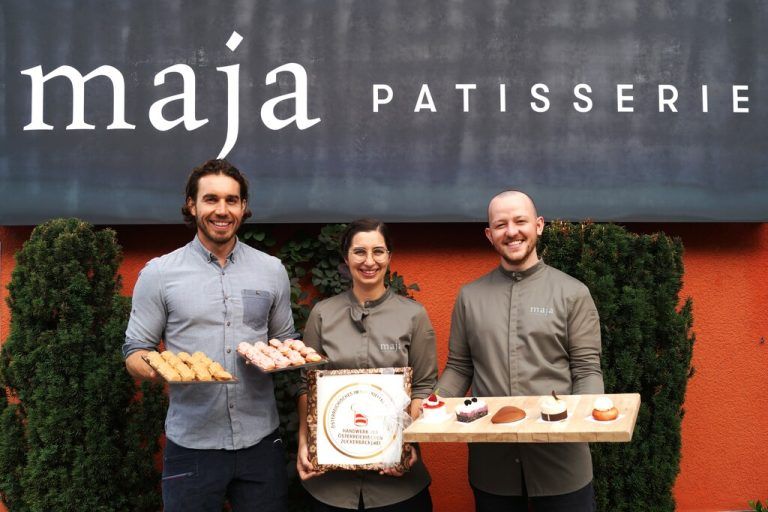 Jason Haran und Magdalena Matt bei der Erfüllung ihres gemeinsamen Traumes – eine eigene Patisserie. Bruder Lukas Matt (li.) hilft gerne.⇒Yasmin ritter (7)