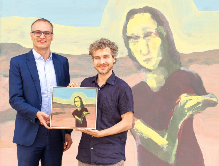 Johannes Hämmerle vom Vorstand der Sparkasse Bregenz mit dem Maler Lorenz Helfer.⇒Sparkasse Bregenz