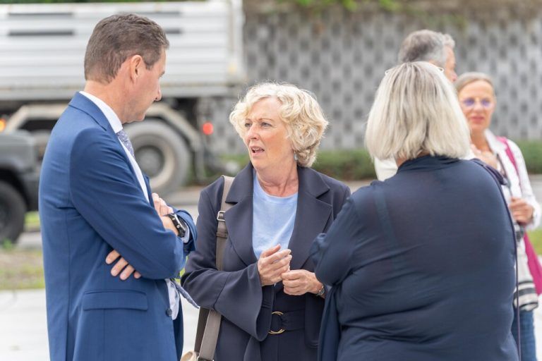 Landesrätin Katharina Wiesflecker im Gespräch.
