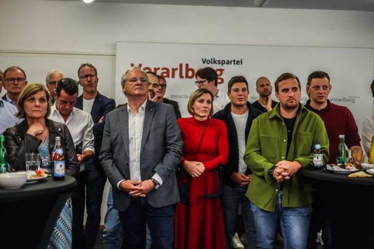 Lange Gesichter bei der Wahlparty der Vorarlberger ÖVP, die eine herbe Niederlage zu verkraften haben.⇒Steurer, Hartinger