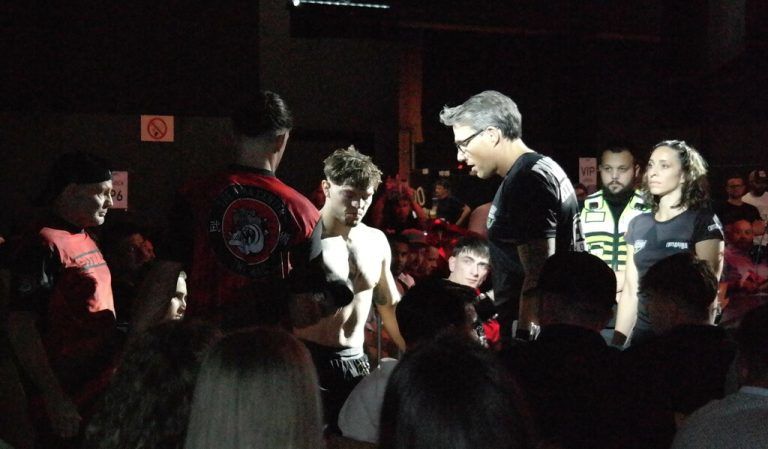 Links: Der Sieger des Hauptkampfs. Rechts: Dominik Laritz beim Check vor dem Fight.