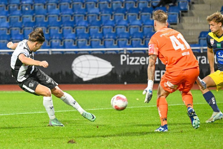 Mario Vucenovic erzielte früh das 2:0 für Schwarz-Weiß Bregenz. In der zweiten Halbzeit wurde es trotzdem ein enges Spiel. ⇒GEPA/Lerch (2)