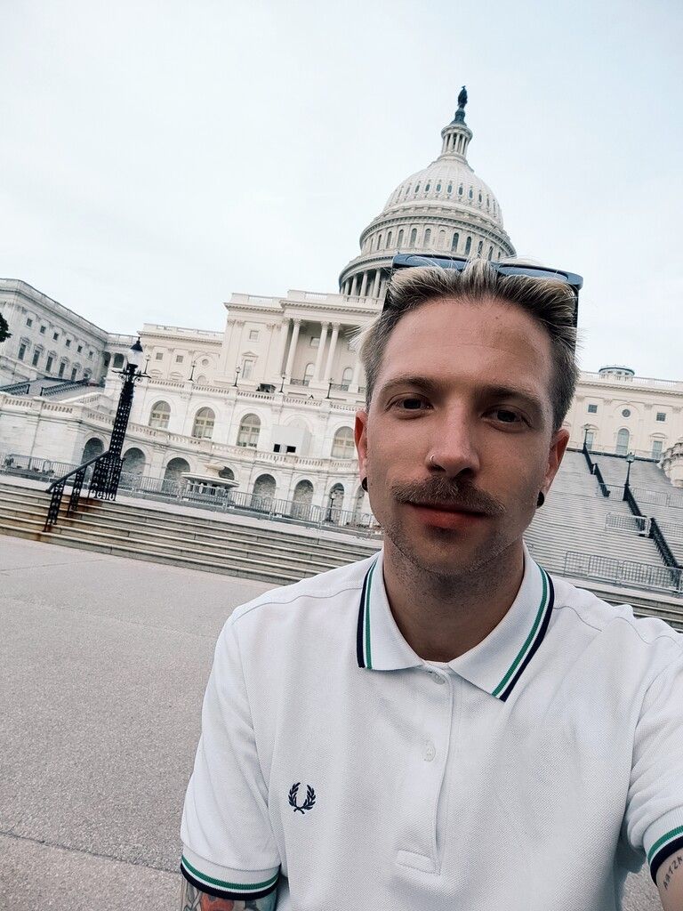 Maximilian Behrle vor dem Capitol in Washington.